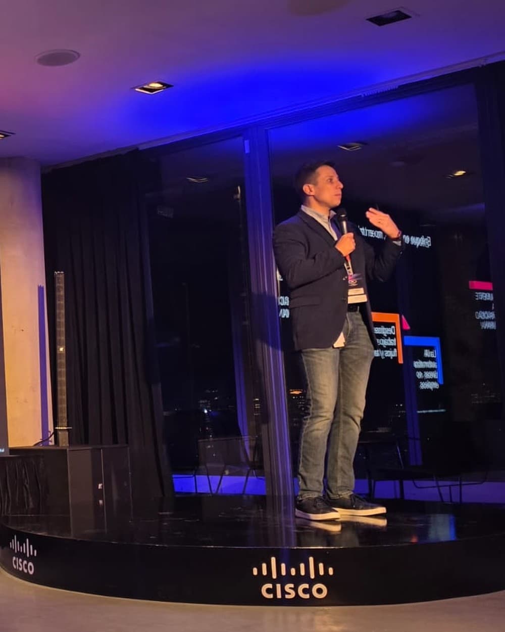 Producción técnica de sonido e iluminación en un evento corporativo con pantalla de marca