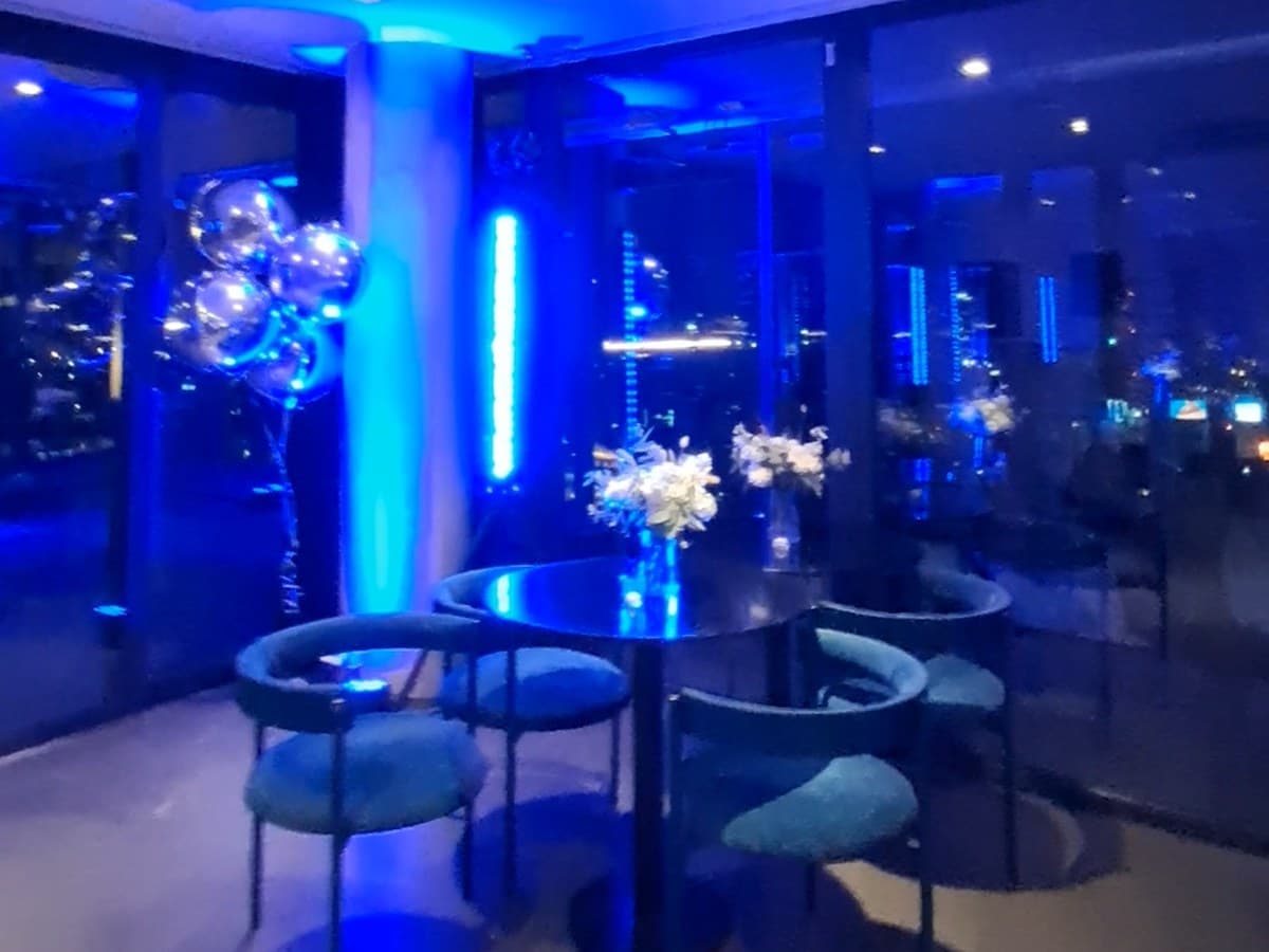 Iluminación LED ambiental en un evento corporativo
