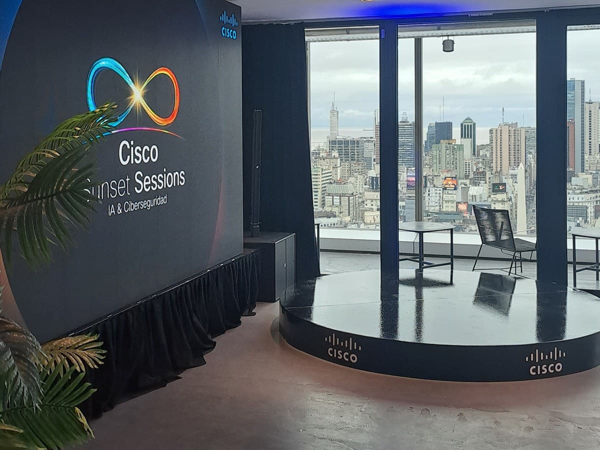 Pantalla LED de gran formato instalada en un evento corporativo
