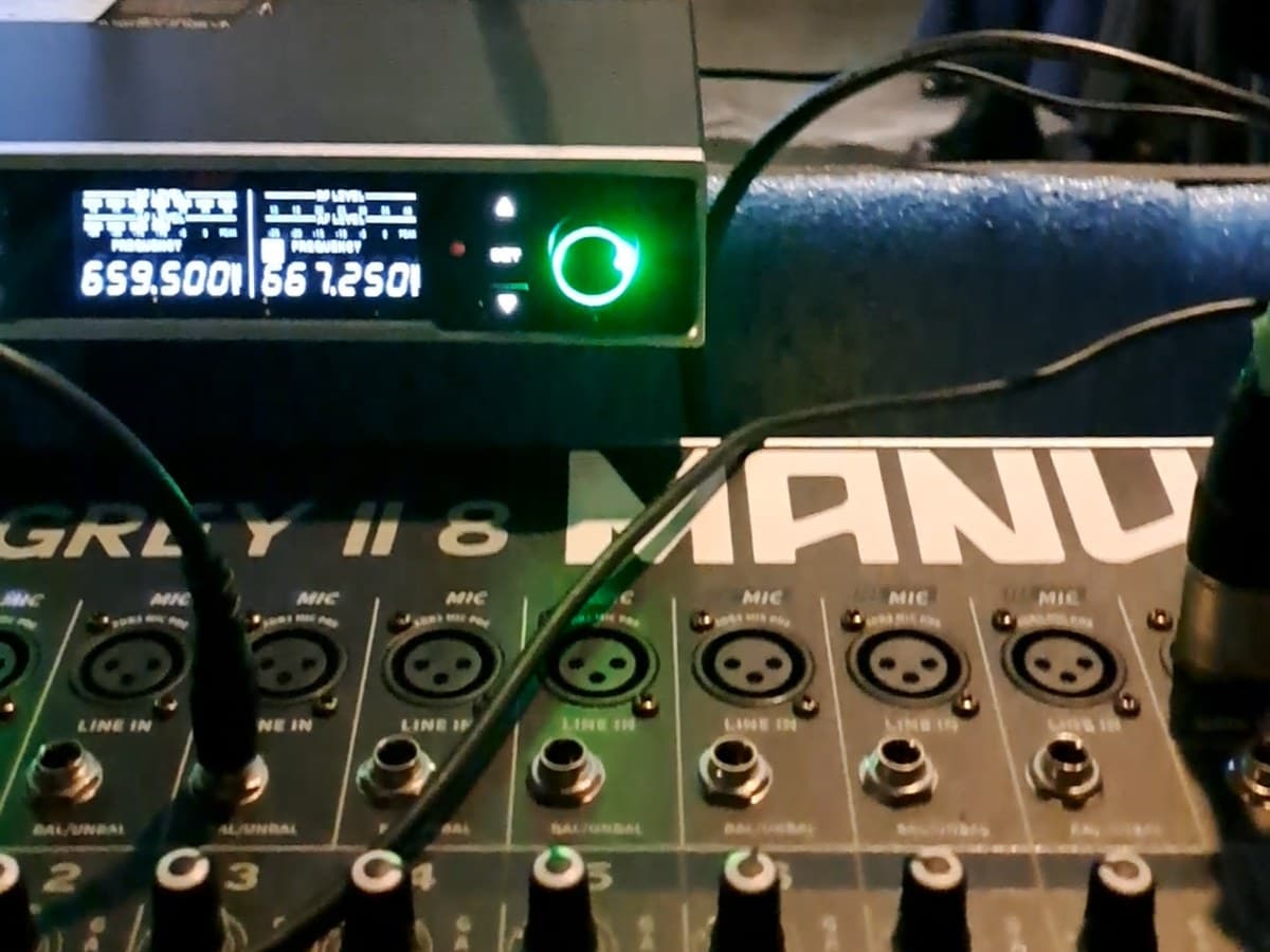 Consola de sonido profesional utilizada en eventos corporativos